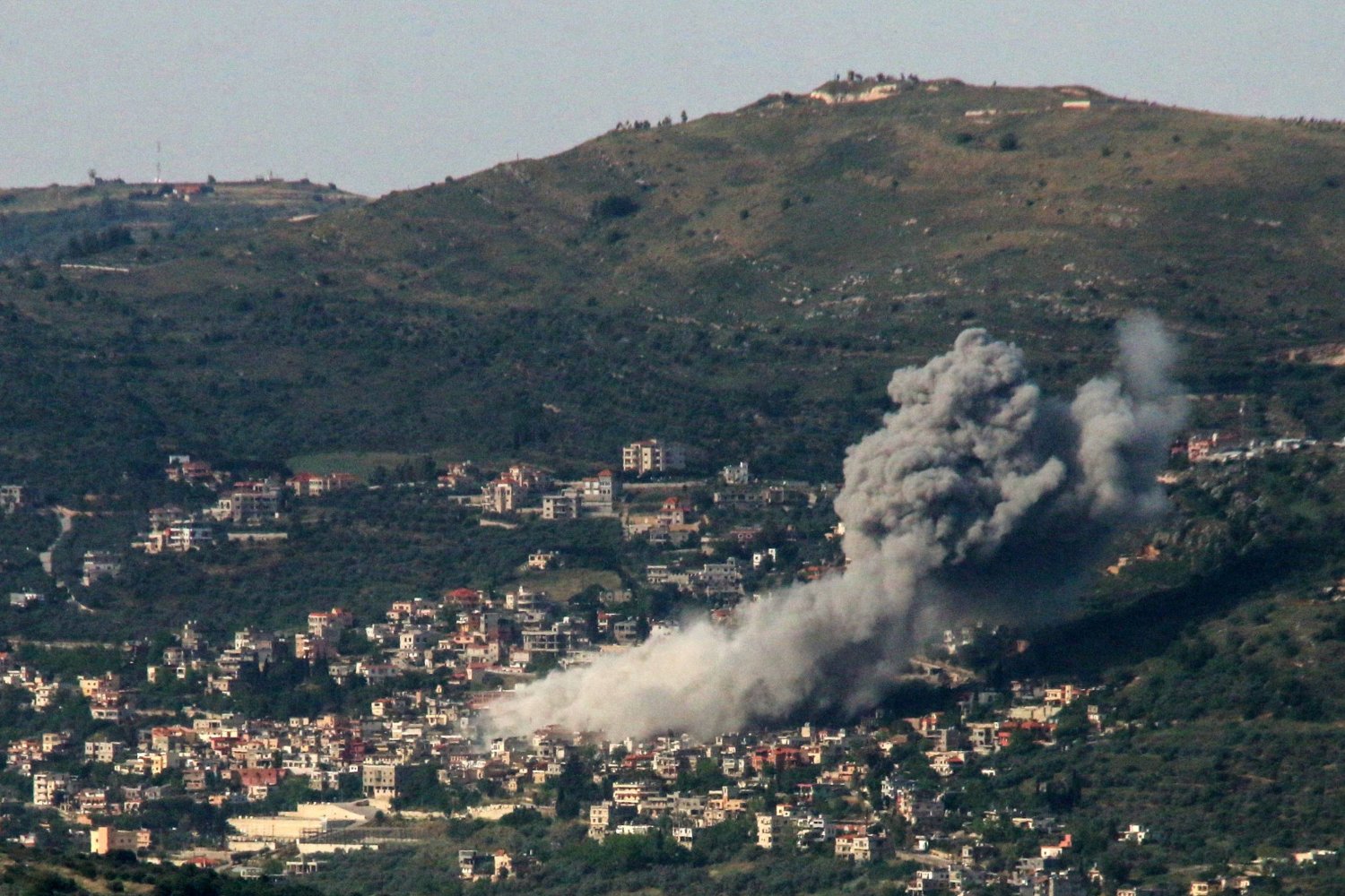 الدخان يتصاعد من بلدة كفركلا إثر استهدافها بقصف إسرائيلي (أ.ف.ب)