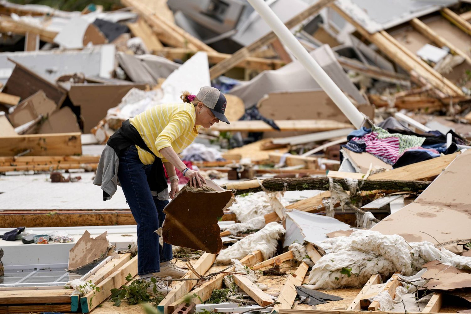سيدة تبحث عن أغراضها وسط حطام منزلها المتضرر من العاصفة التي ضربت كولومبيا تينيسي (أ.ب)