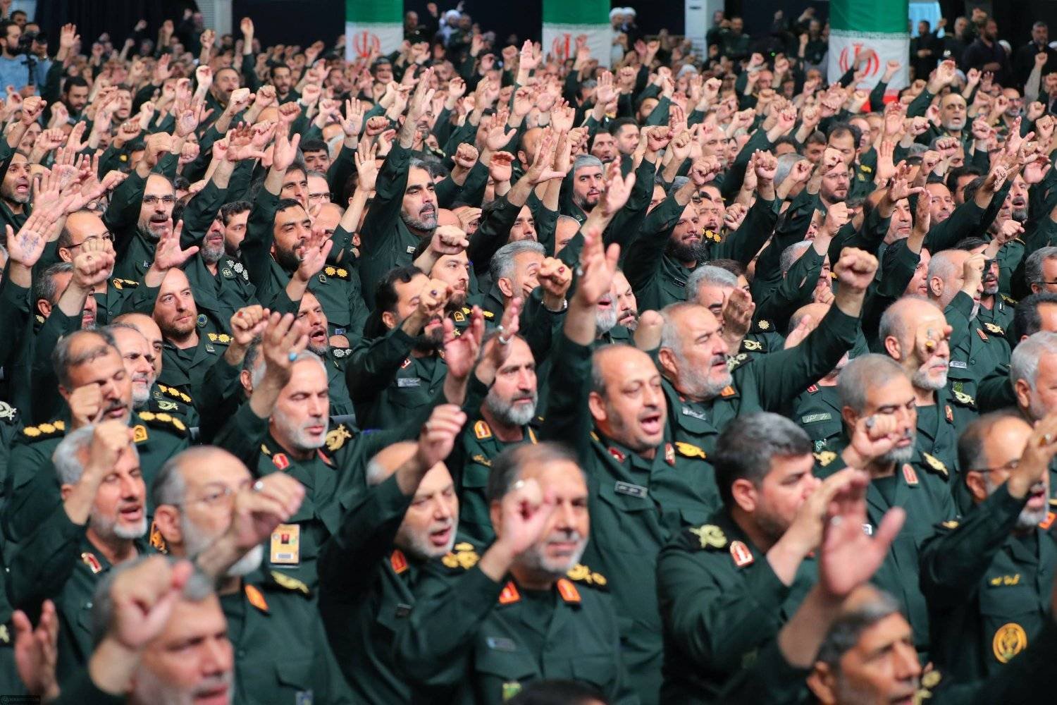 ضباط في «الحرس الثوري» يرددون شعارات خلال لقاء سابق مع المرشد الإيراني (موقع خامنئي)