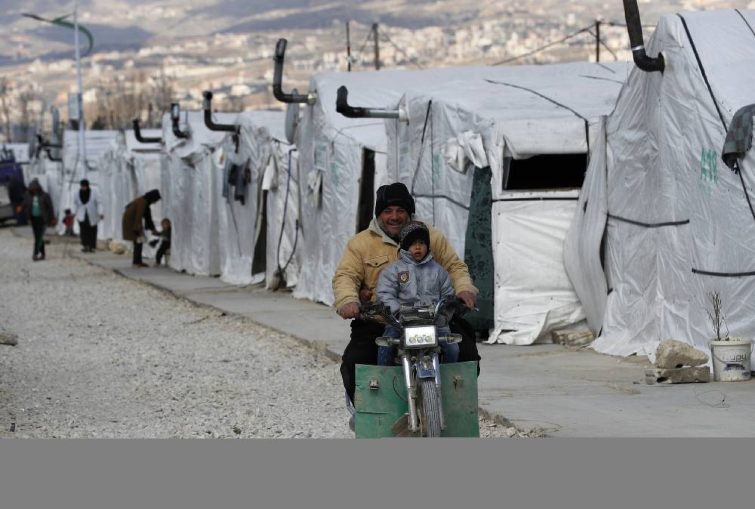 أحد مخيمات النازحين السوريين في لبنان (أسوشيتد برس)