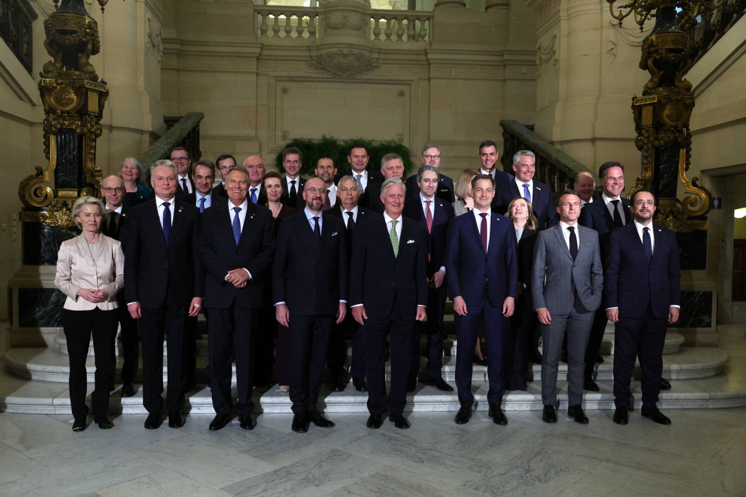القادة الأوروبيون في صورة جماعية قبل بدء قمتهم الاستثنائية ببروكسل مساء الأربعاء (رويترز)