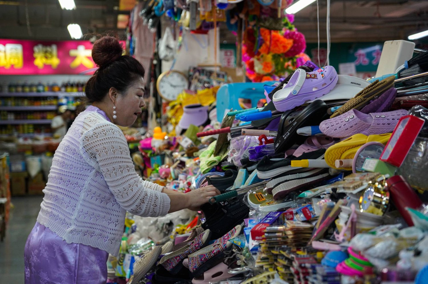 بائعة تعمل في سوق ببكين 11 مايو 2024 (إ.ب.أ)