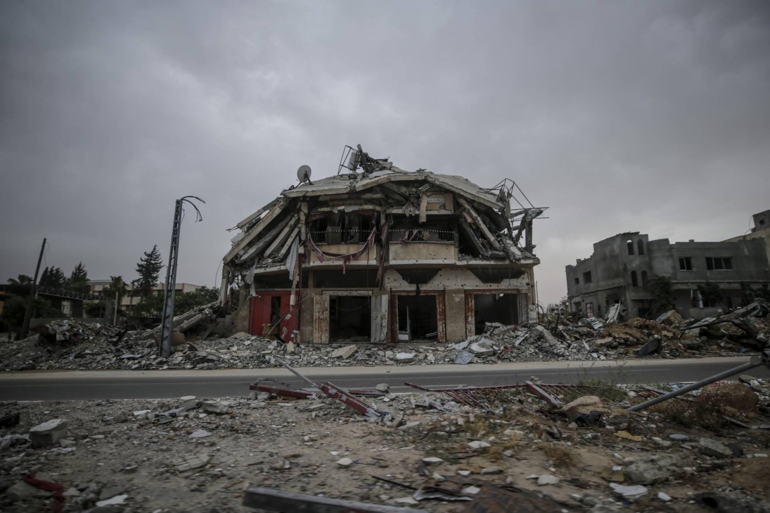 منزل مدمر نتيجة القصف الإسرائيلي في خان يونس (إ.ب.أ)