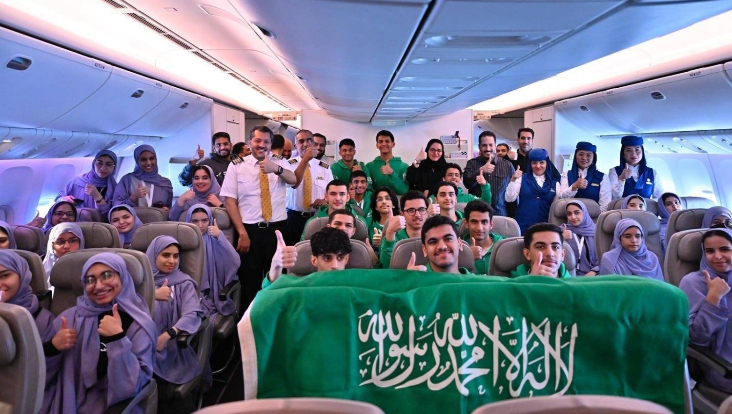 الطلبة السعوديون أثناء رحلتهم إلى مدينة لوس أنجلوس الأميركية (واس)