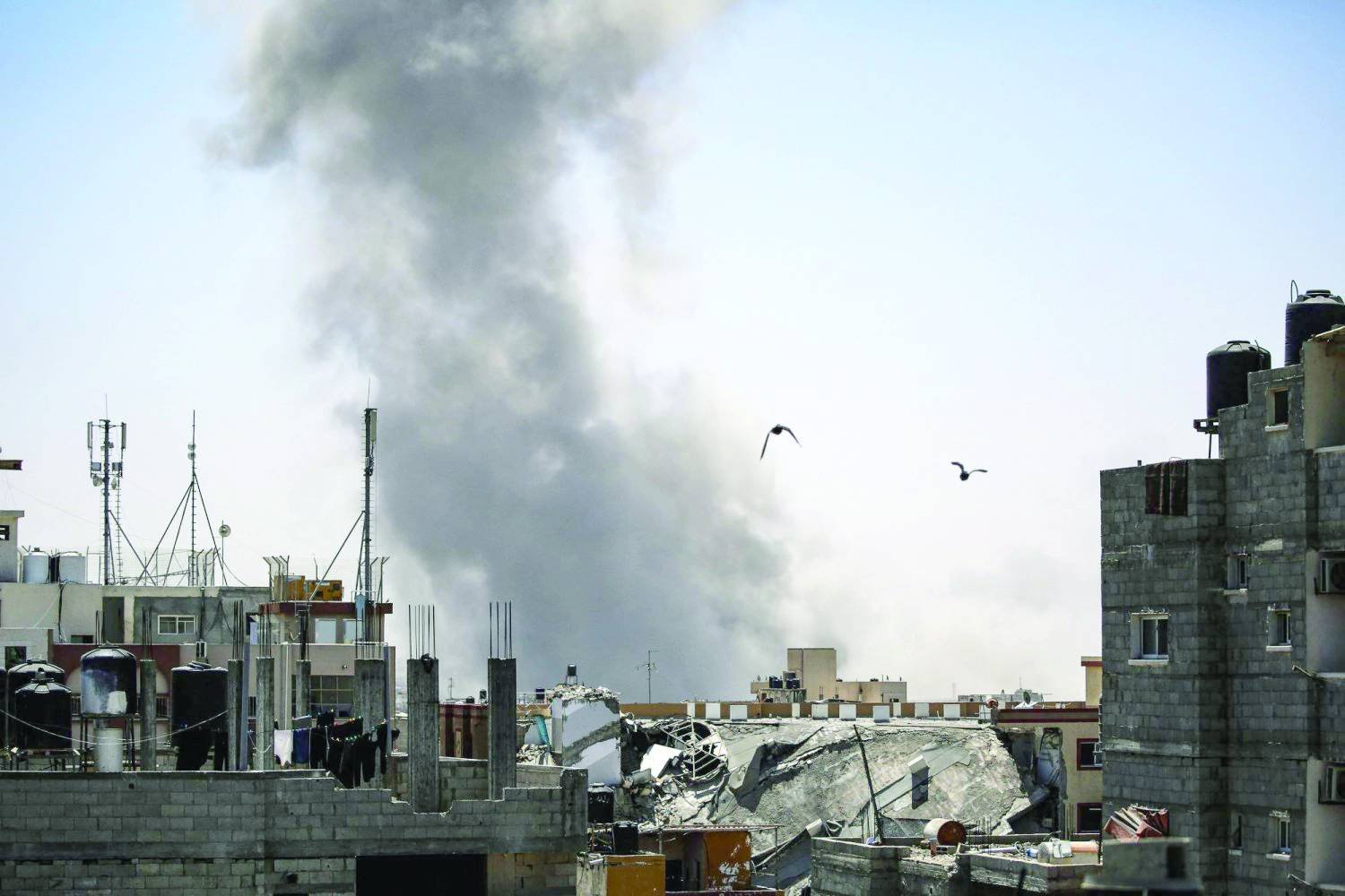 دخان يتصاعد من غارات إسرائيلية على رفح في 9 مايو وسط الصراع المستمر بين إسرائيل و«حماس» (أ.ف..ب)
