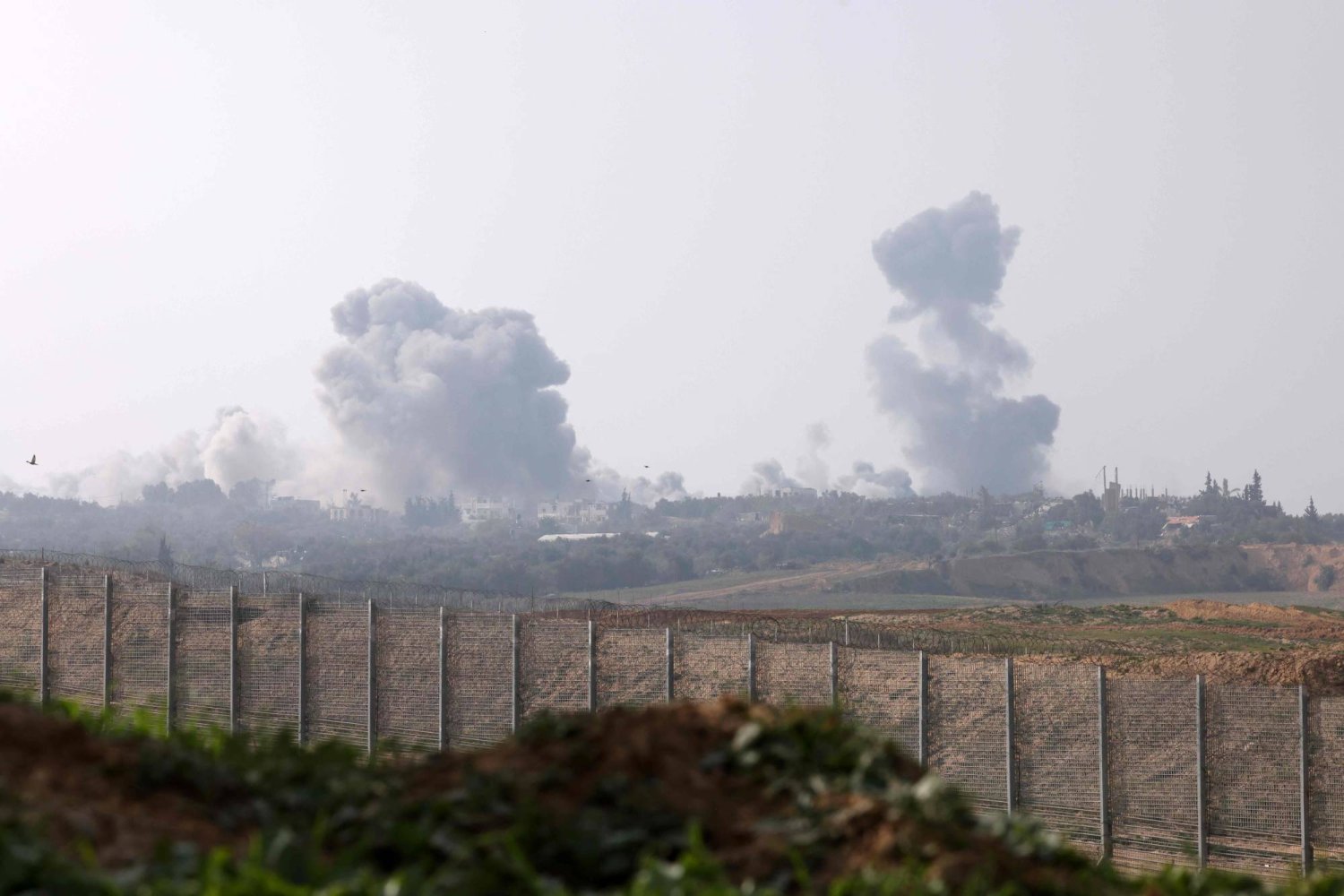 الدخان خلال تصاعده فوق وسط قطاع غزة بعد قصف إسرائيلي في وقت سابق (أ.ف.ب)
