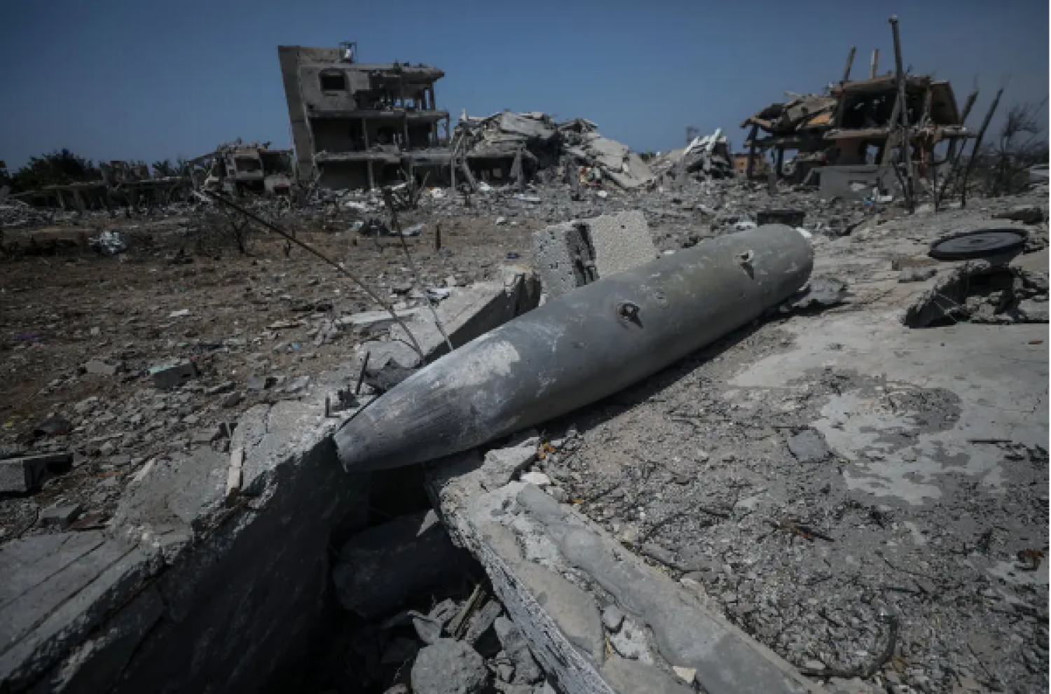 قنبلة لم تنفجر في غزة (إ.ب.أ)