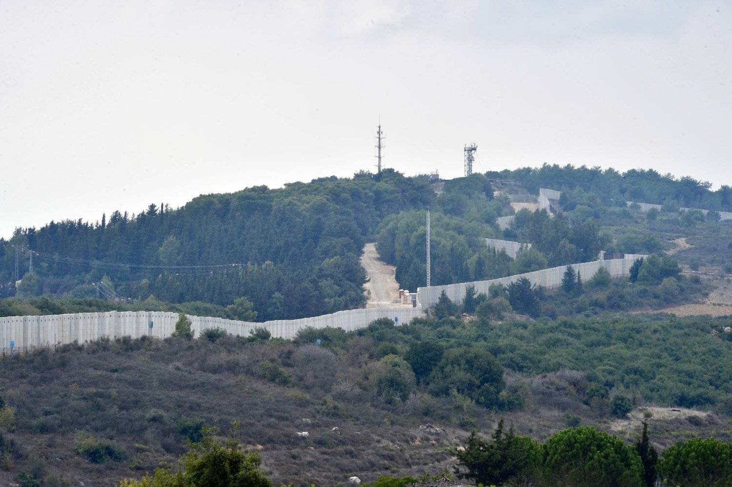 جانب من الحدود اللبنانية الإسرائيلية (إ.ب.أ)