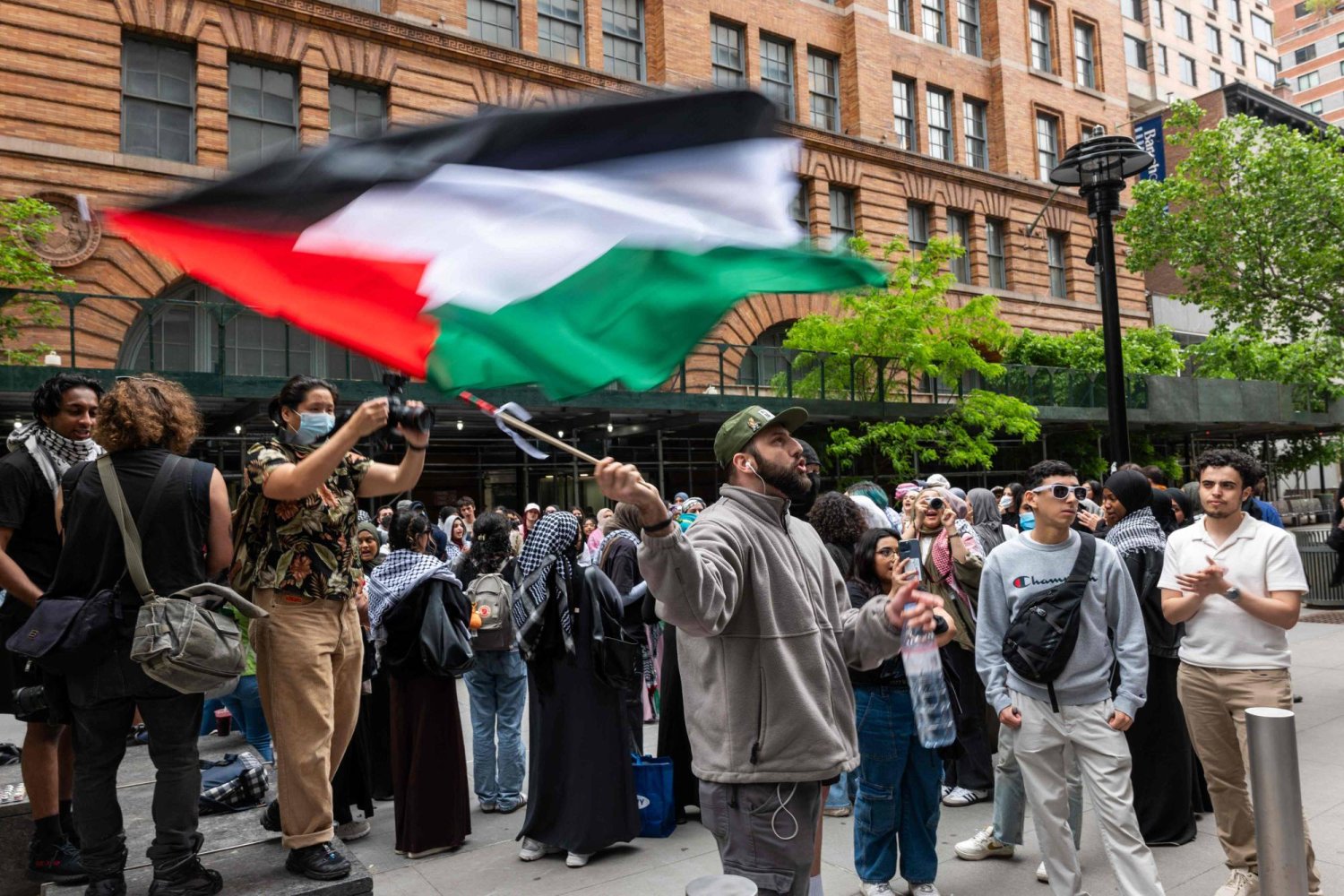 طلاب مؤيدون للفلسطينيين يتظاهرون خارج كلية باروخ في نيويورك (أ.ف.ب)