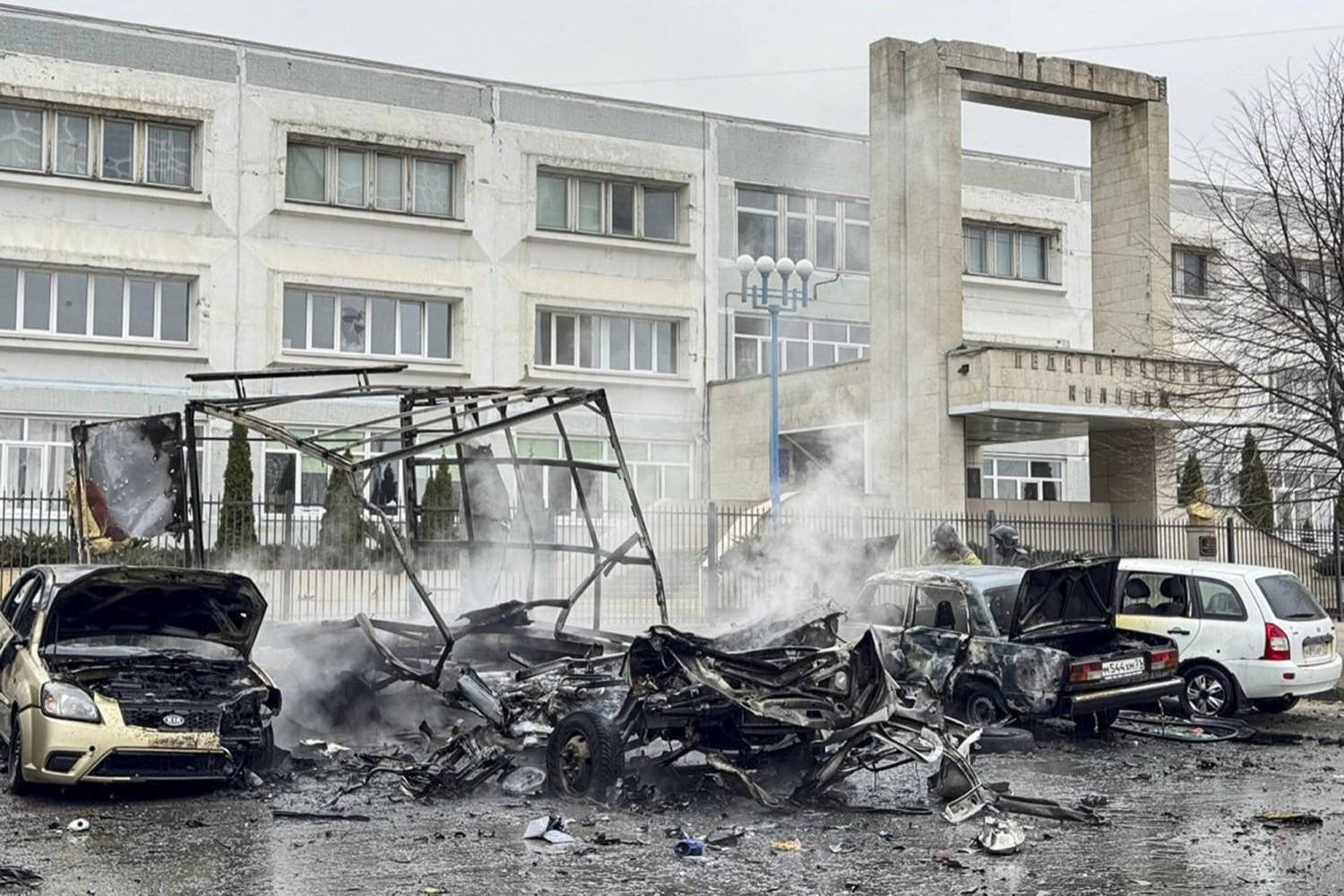 سيارات تضررت بسبب القصف من أوكرانيا في بيلغورود (أرشيفية - أ.ب)