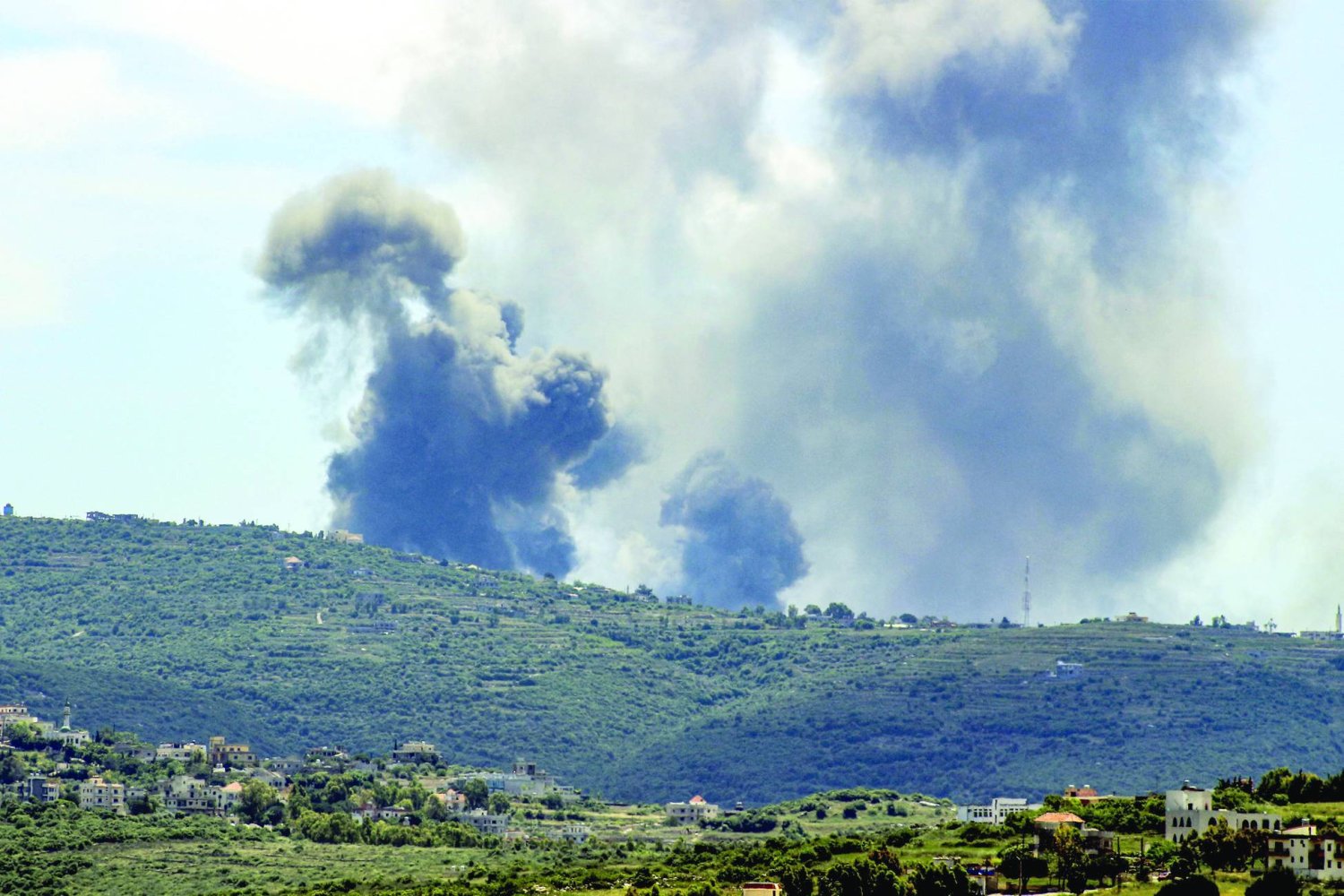
الدخان يتصاعد نتيجة غارة اسرائيلية استهدفت مروحين جنوب لبنان (أ.ف.ب)