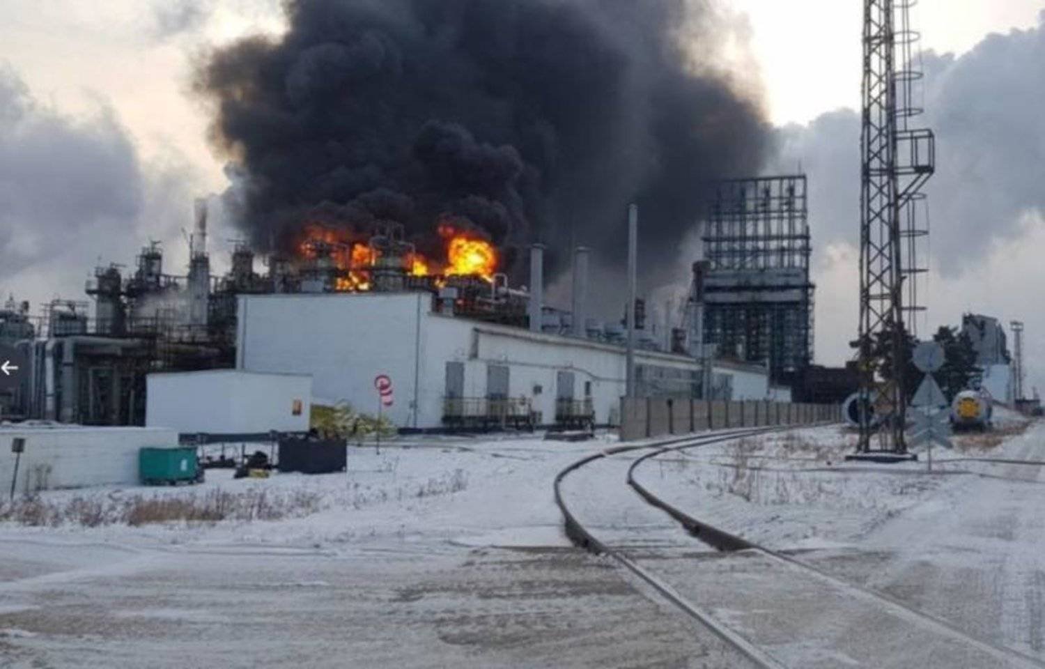 ألسنة الحريق ترتفع بمنشأة لتكرير النفط في روسيا سابقاً (أرشيفية - وسائل إعلام روسية)