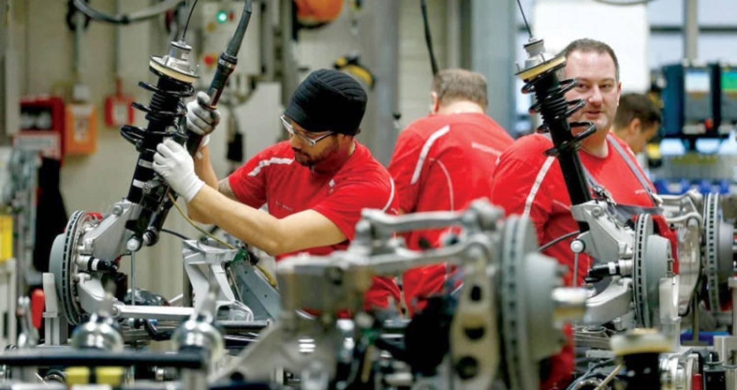 عمال في مصنع سيارات بألمانيا (رويترز)