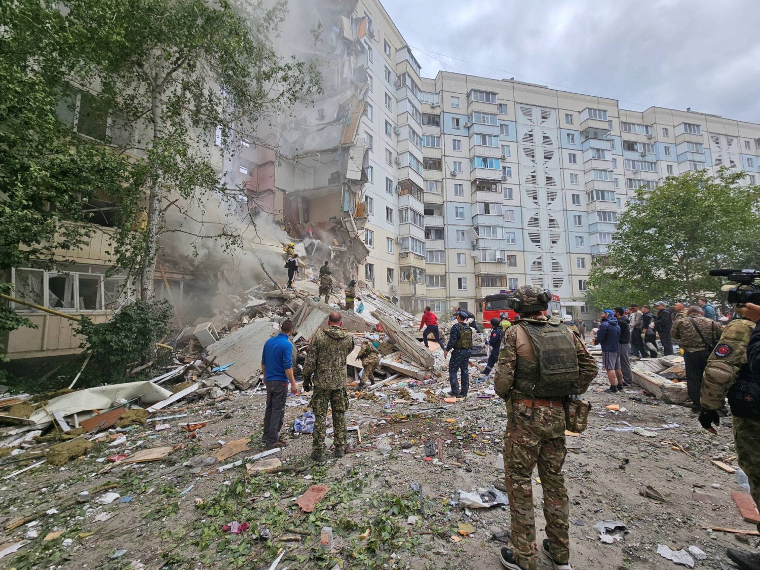 صورة للمبنى السكني الذي دمره قصف أوكراني اليوم في بيلغورود الروسية (رويترز)