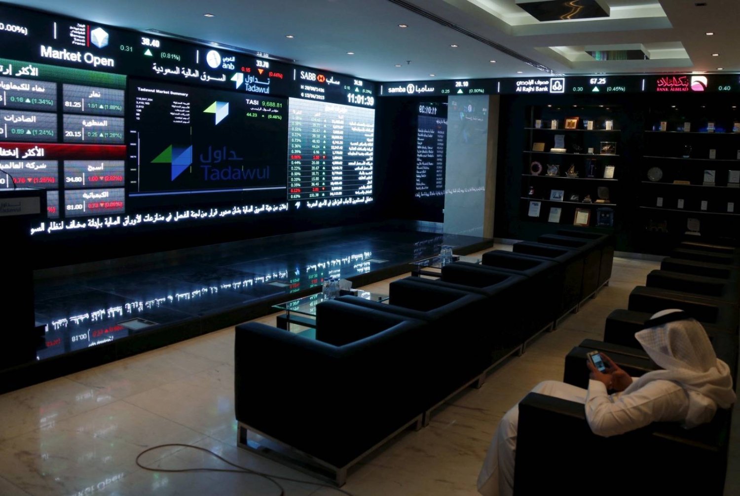 شاشة التداول في السوق المالية السعودية (رويترز)