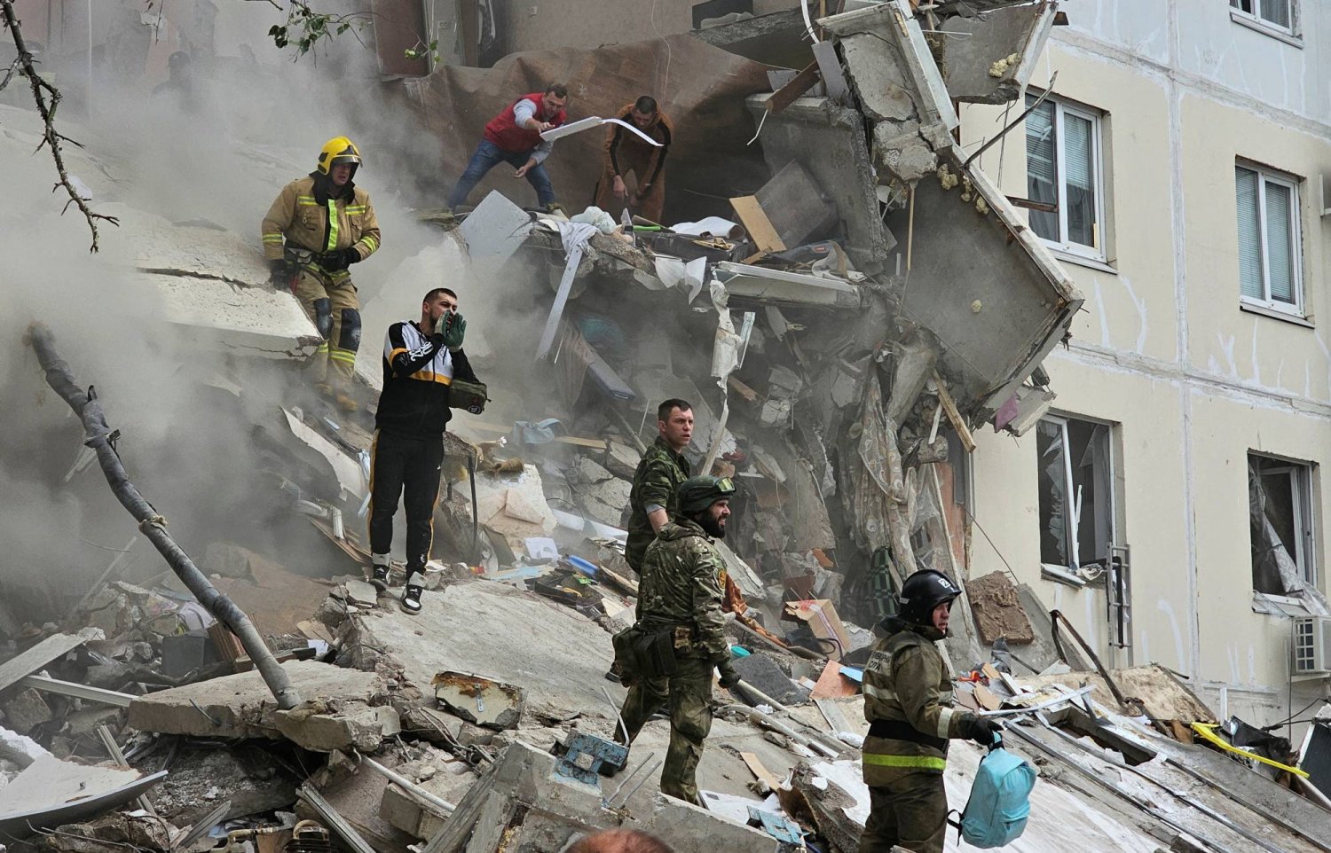 عمال الإنقاذ في فولغوغراد (رويترز)