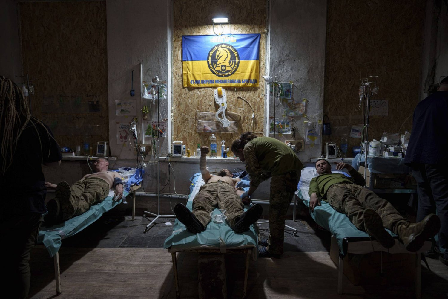 مستشفى ميداني أوكراني في خاركيف (أ.ب)