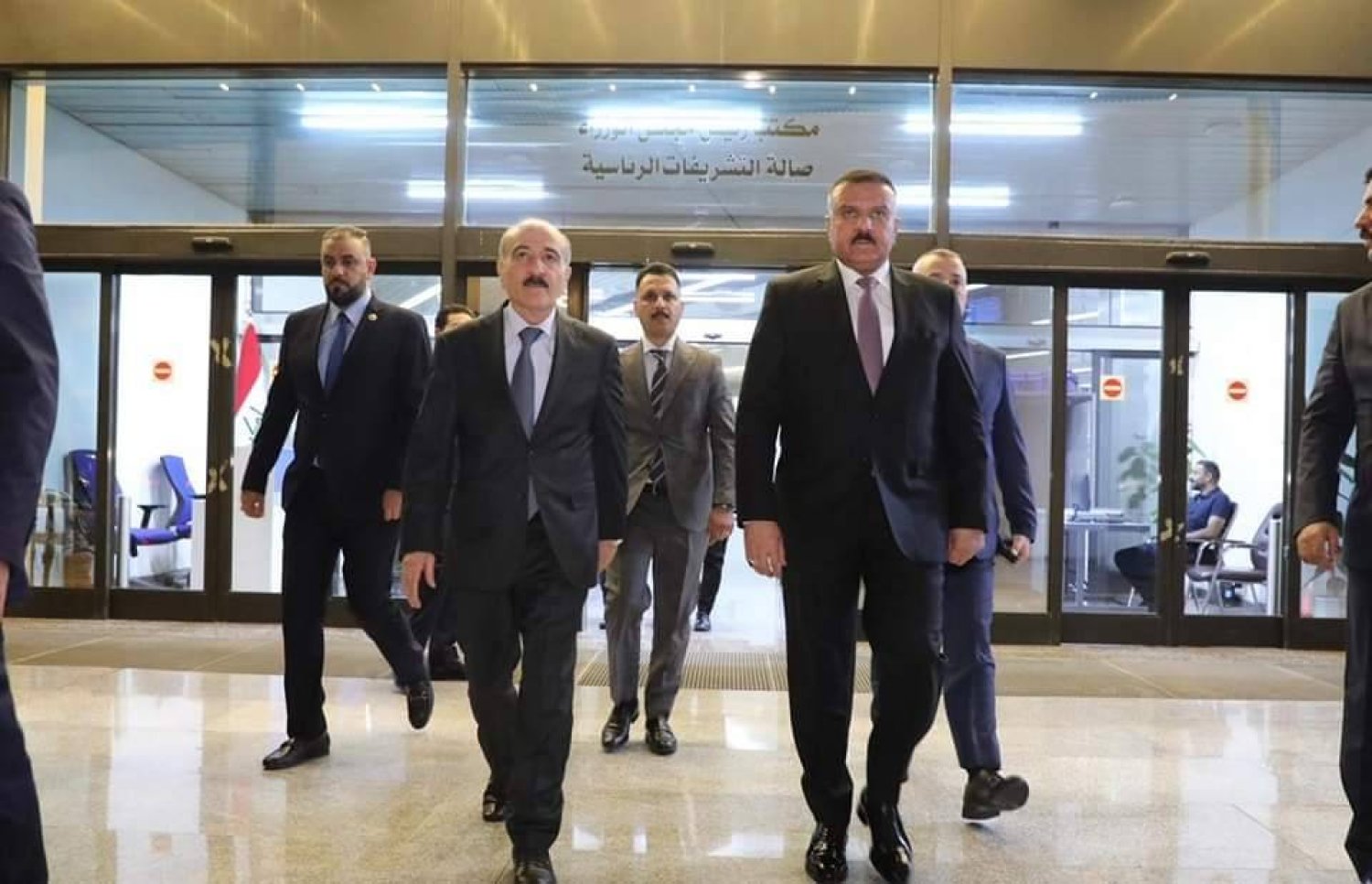 وزير الداخلية العراقي عبد الأمير الشمري يستقبل نظيره السوري محمد خالد الرحمون لدى وصوله إلى بغداد (وزارة الداخلية العراقية)