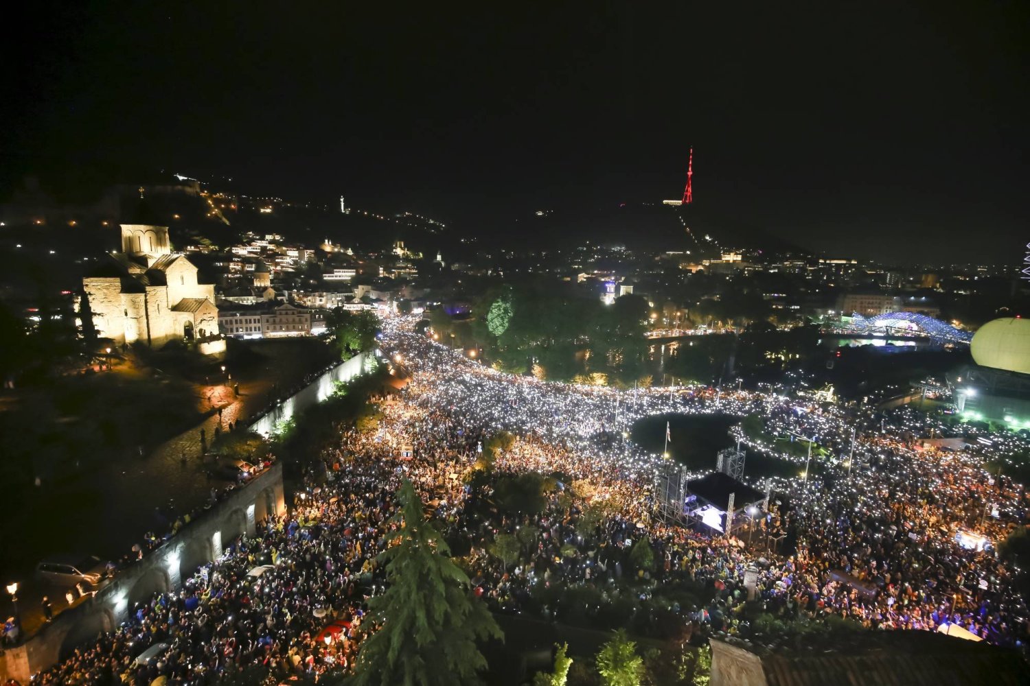 صورة جوية لمظاهرات حاشدة في تبليسي عاصمة جورجيا السبت (أ.ب)