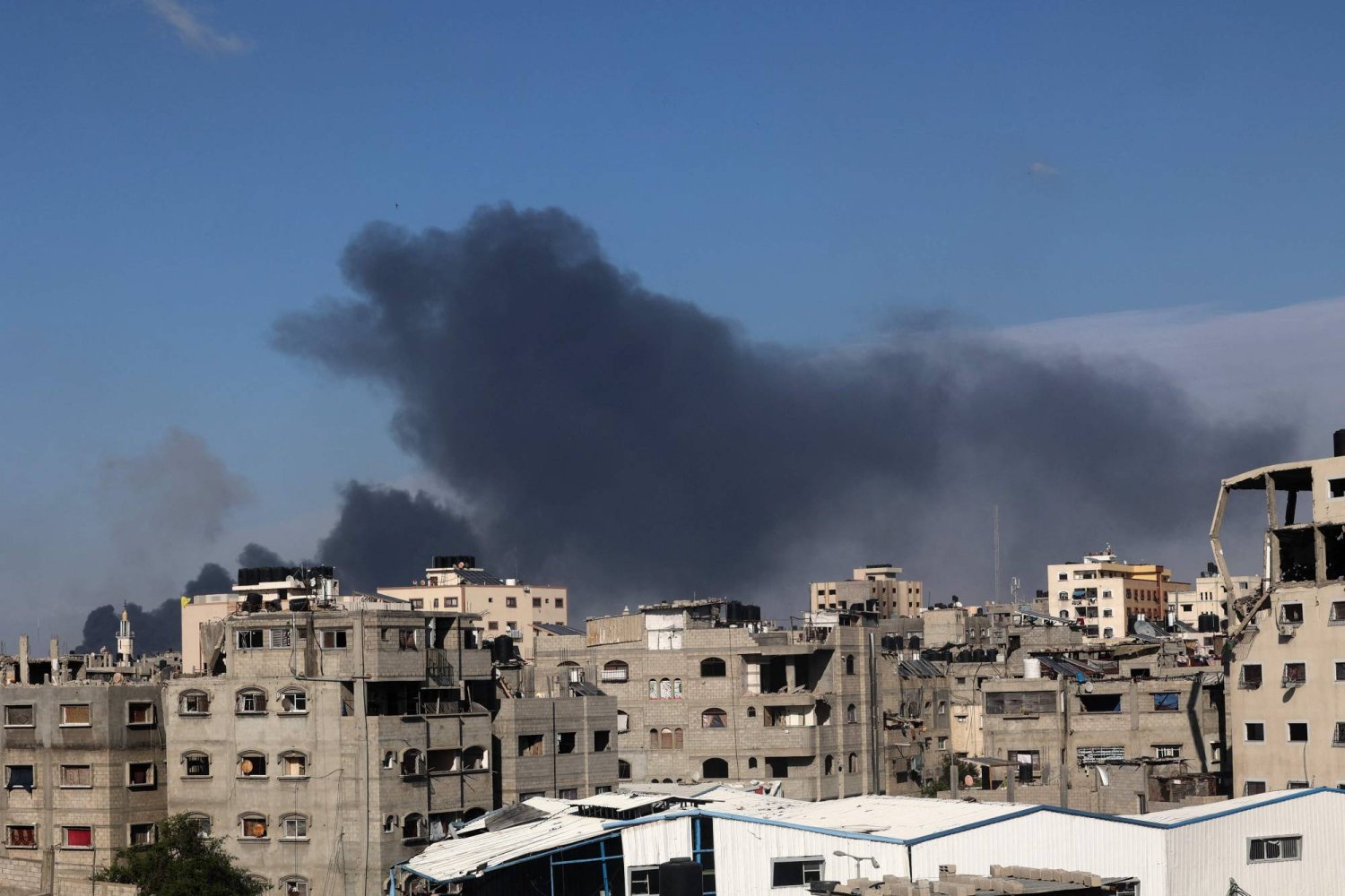 تصاعد الدخان جراء الغارات الإسرائيلية على قطاع غزة (أ.ف.ب)