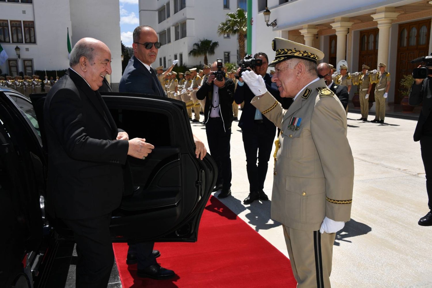 قائد الجيش الجزائري مستقبِلاً الرئيس تبون بوزارة الدفاع (وزارة الدفاع)