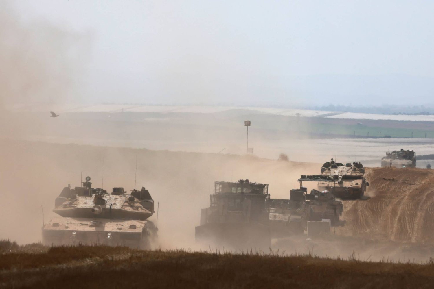 مركبات عسكرية إسرائيلية تتحرك بالقرب من الحدود مع قطاع غزة الأحد (أ.ف.ب)