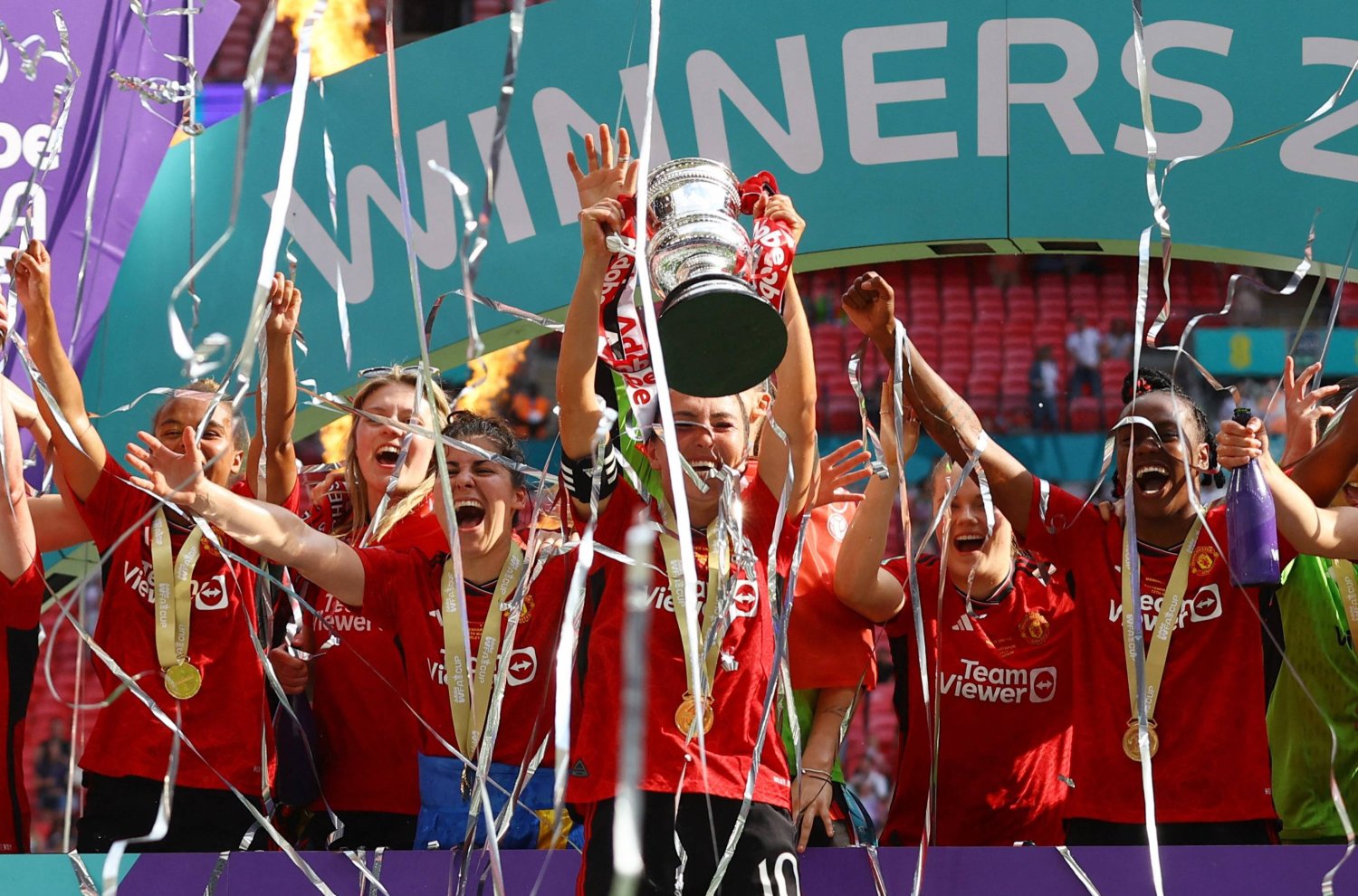 كاتي زيليم قائدة مانشستر يونايتد تحتفل مع زميلتها عقب تحقيقهن كأس الاتحاد الإنجليزي (رويترز)