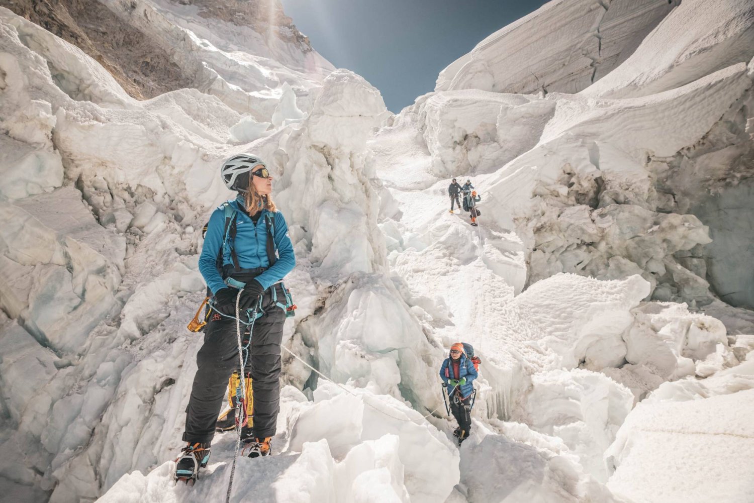 متسلقون يخوضون غمار رحلتهم في تسلق قمة جبل إيفرست (رويترز)