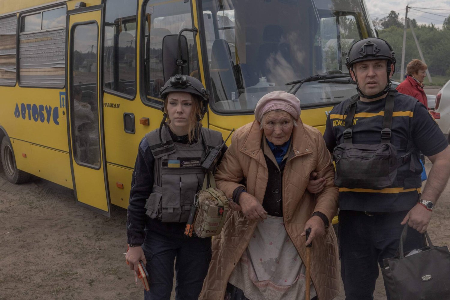 إجلاء امرأة مسنة في منطقة خاركيف الأوكرانية التي تشهد هجمات روسية مكثفة أمس (أ.ف.ب)