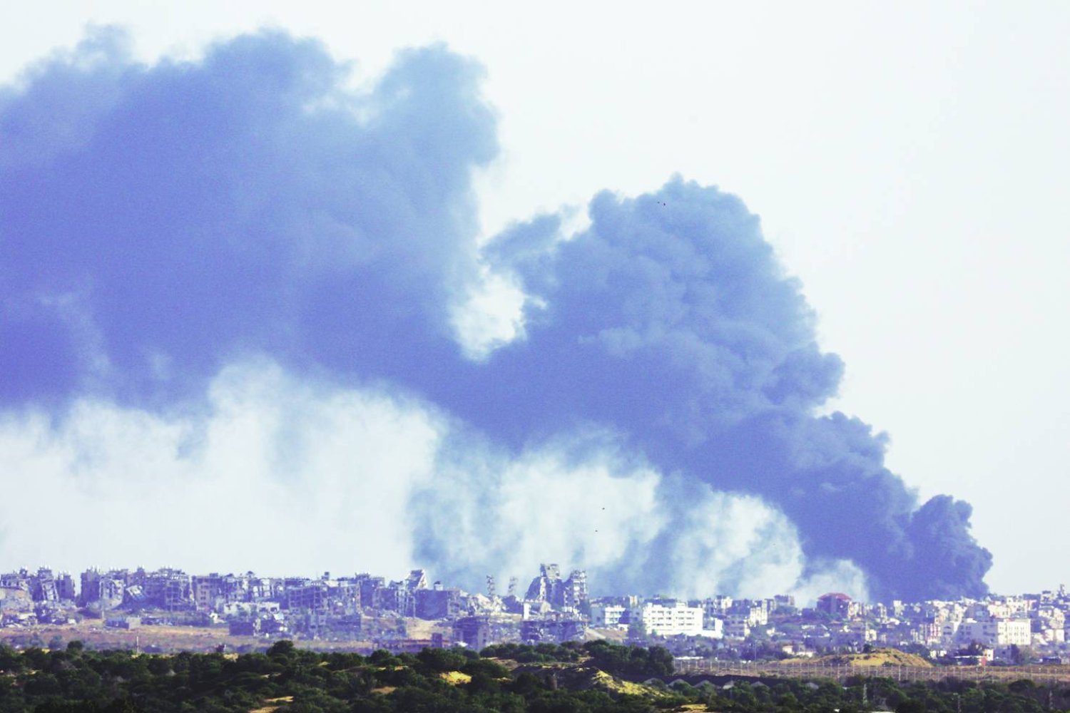 
أعمدة الدخان تتصاعد بعد انفجار في شمال غزة أمس (رويترز)