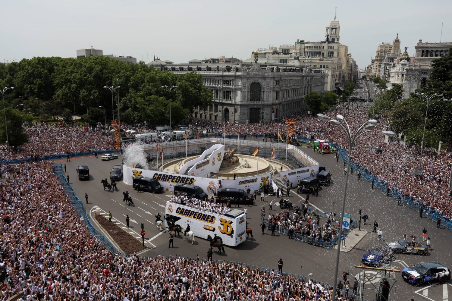 ساحة سيبيليس تزينت للإحتفال بنجوم الريال وسط حشد غفير من المشجعين (رويترز)