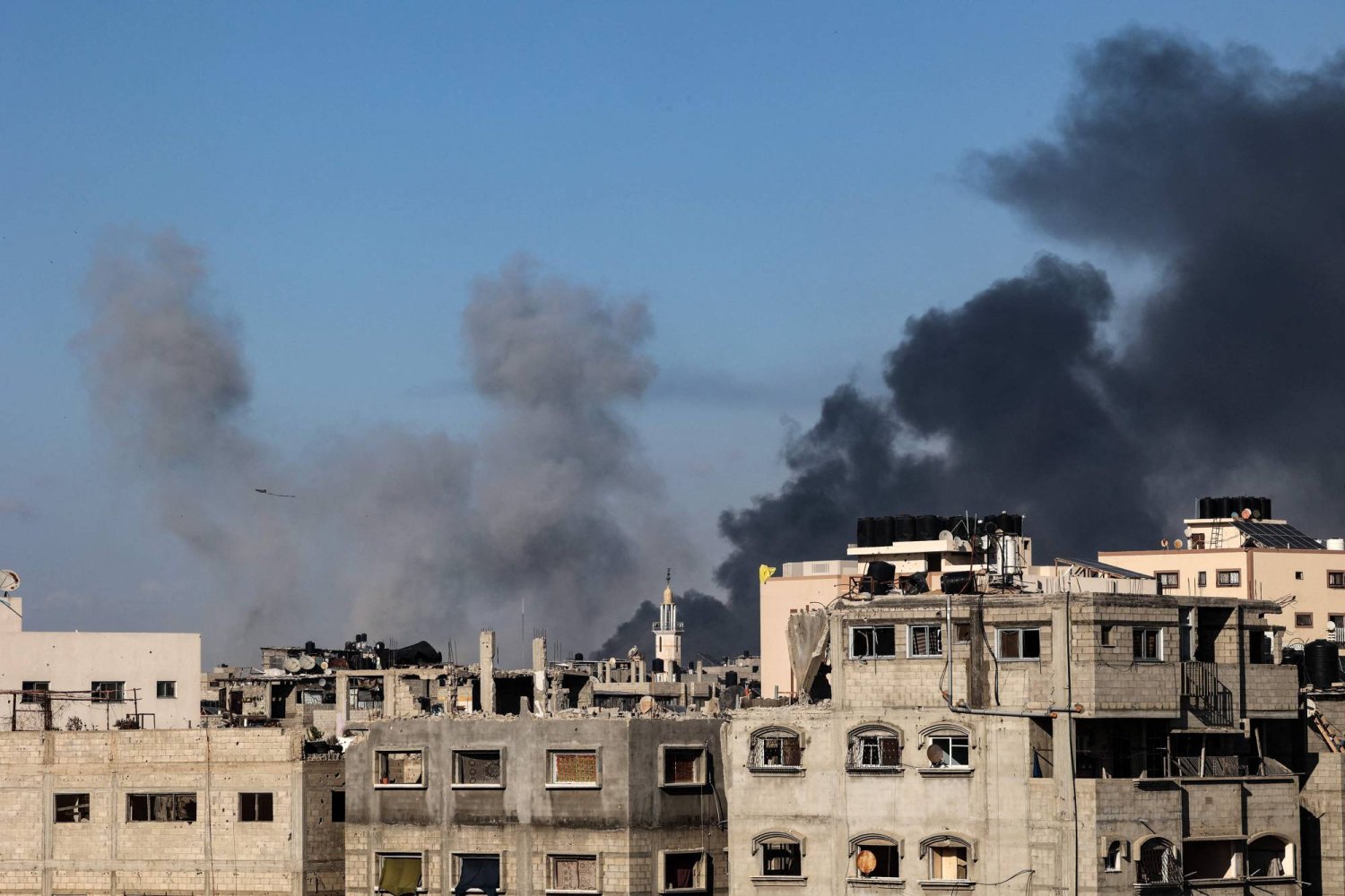 دخان يتصاعد بعد القصف الإسرائيلي في جباليا شمال قطاع غزة (أ.ف.ب)