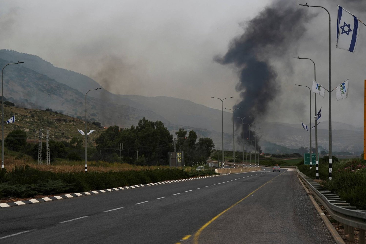 يتصاعد الدخان فوق مدينة كريات شمونة عقب إطلاق صاروخ  من لبنان باتجاه إسرائيل الاسبوع الماضي (رويترز)