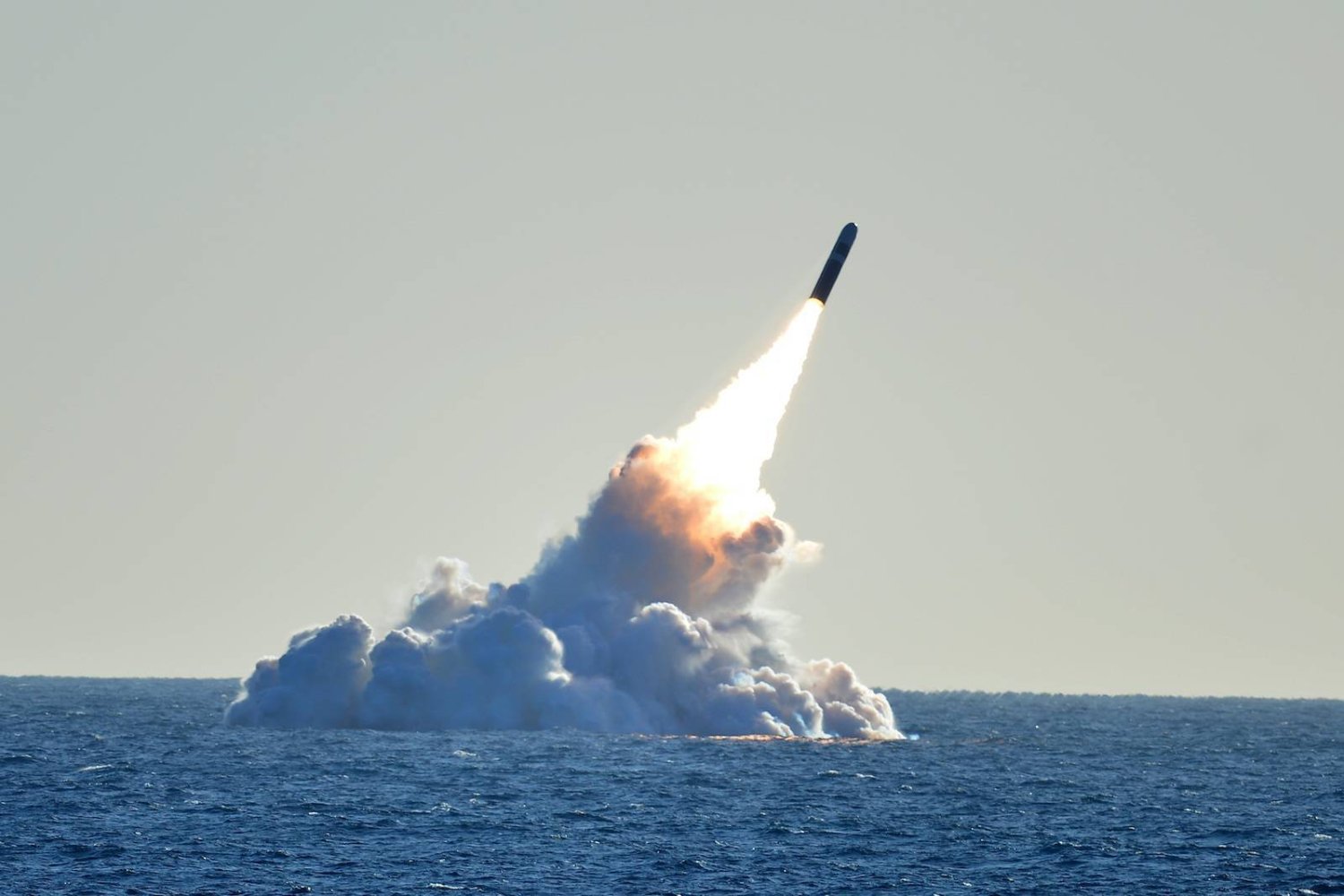إطلاق صاروخ «توماهوك» من الغواصة الأميركية «نبراسكا» قبالة كاليفورنيا (رويترز)