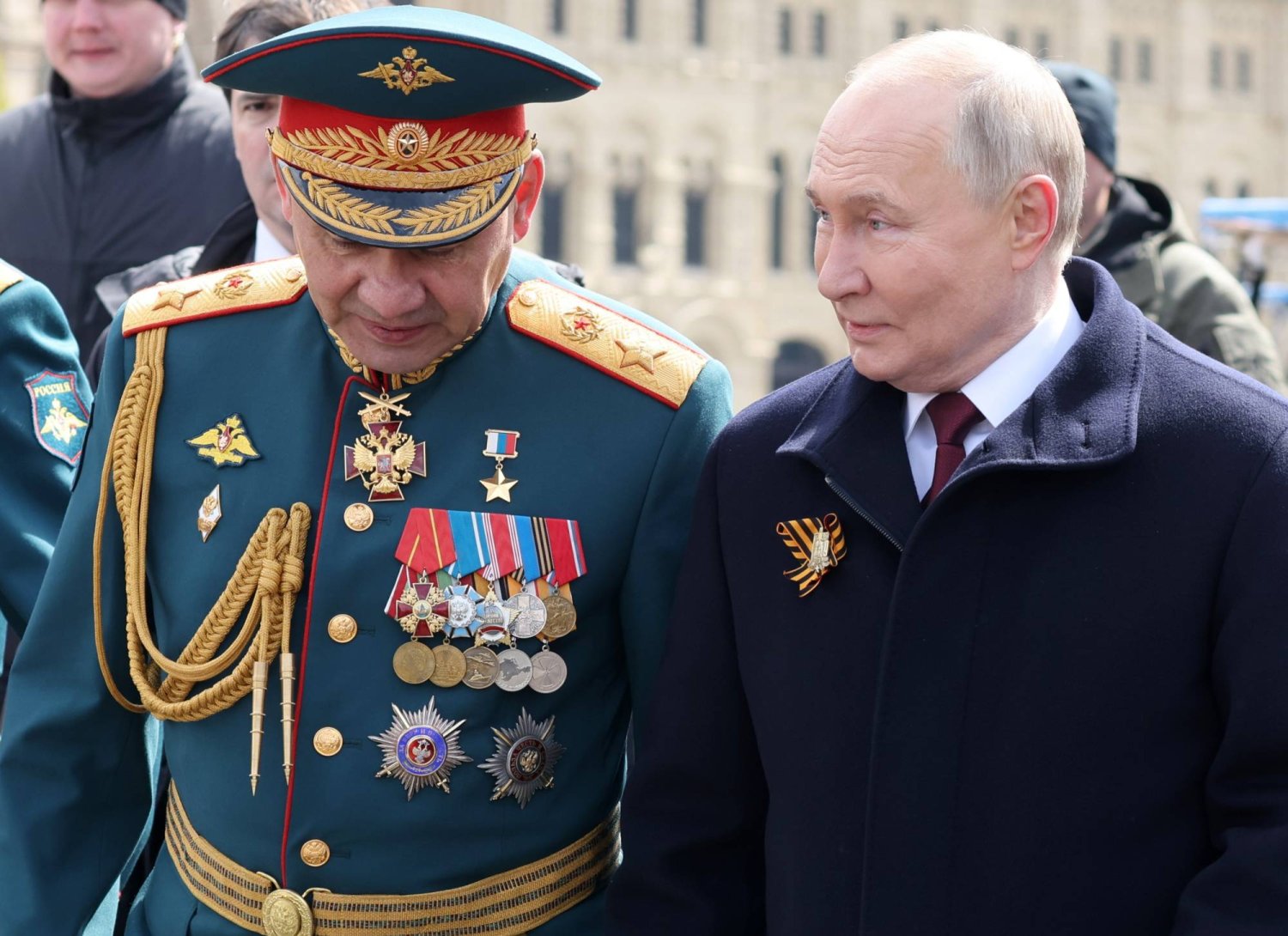 الرئيس فلاديمير بوتين مع وزير الدفاع سيرغي شويغو (أرشيفية- إ.ب.أ)