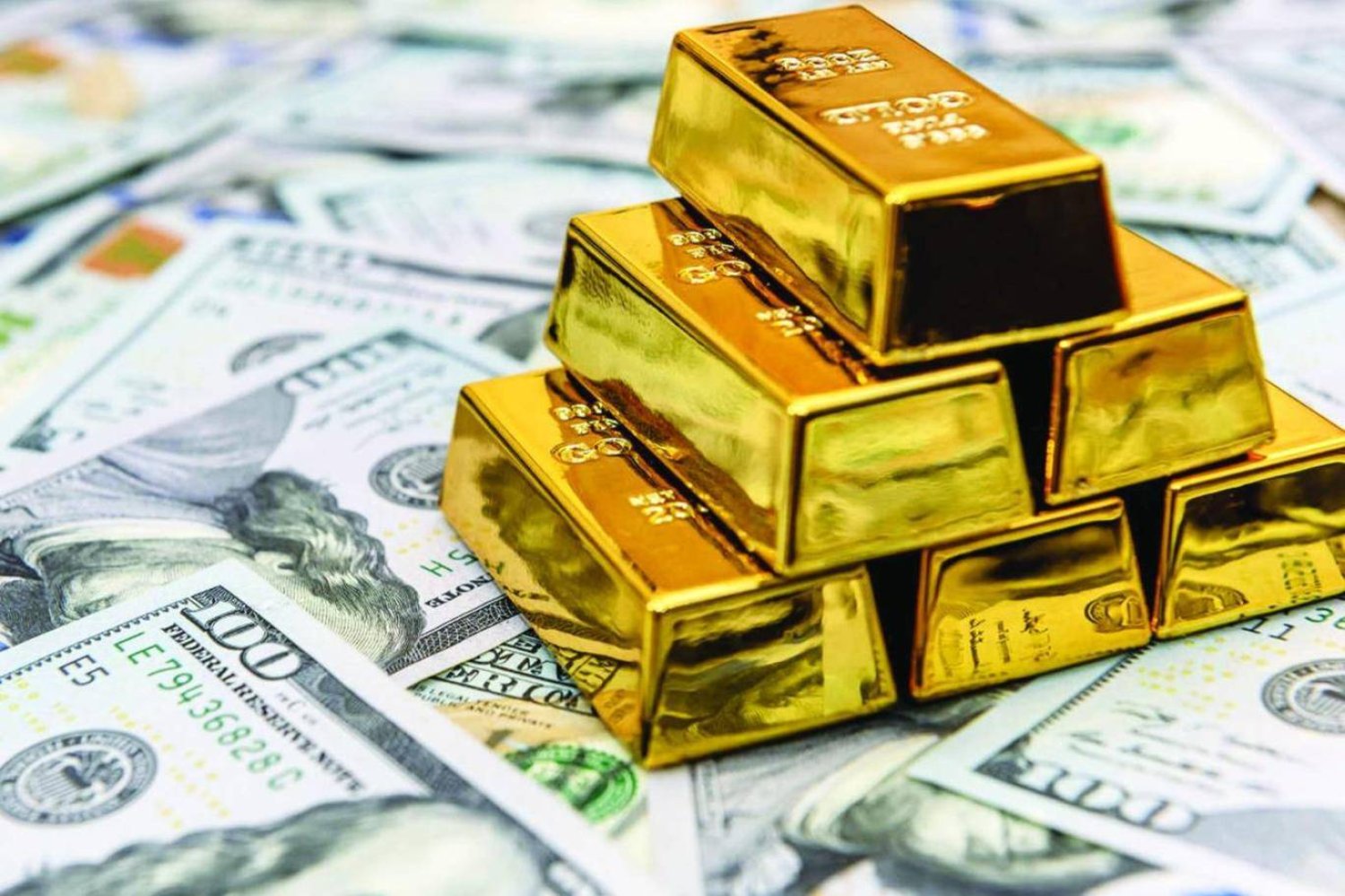 سبائك ذهبية فوق أوراق نقدية من الدولار (رويترز)