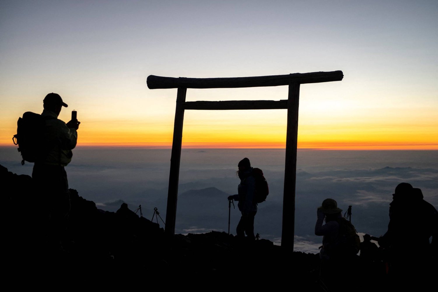 يابانيون يراقبون شروق الشمس قرب جبل فوجي (أ.ف.ب)