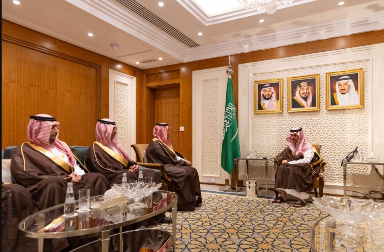 الأمير فيصل بن فرحان وزير الخارجية السعودي خلال استقباله رئيس اللجنة الدائمة للقانون الدولي الإنساني الدكتور جلال العويسى (واس)