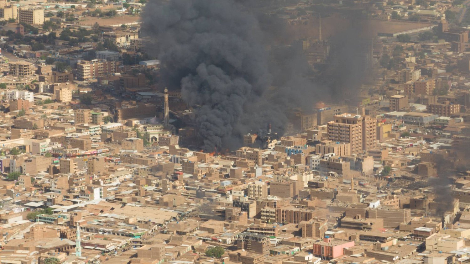 لقطة من فيديو تظهر دخانا أسود وحريقا في سوق مدينة أم درمان بالسودان 15 مايو 2023 (رويترز)