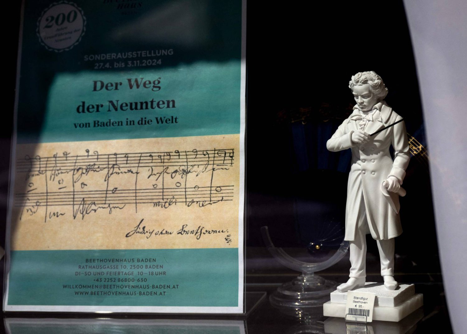 تمثال صغير للملحن الألماني بيتهوفن يظهر في متجر الهدايا التذكارية في فيينا (أ.ف.ب)