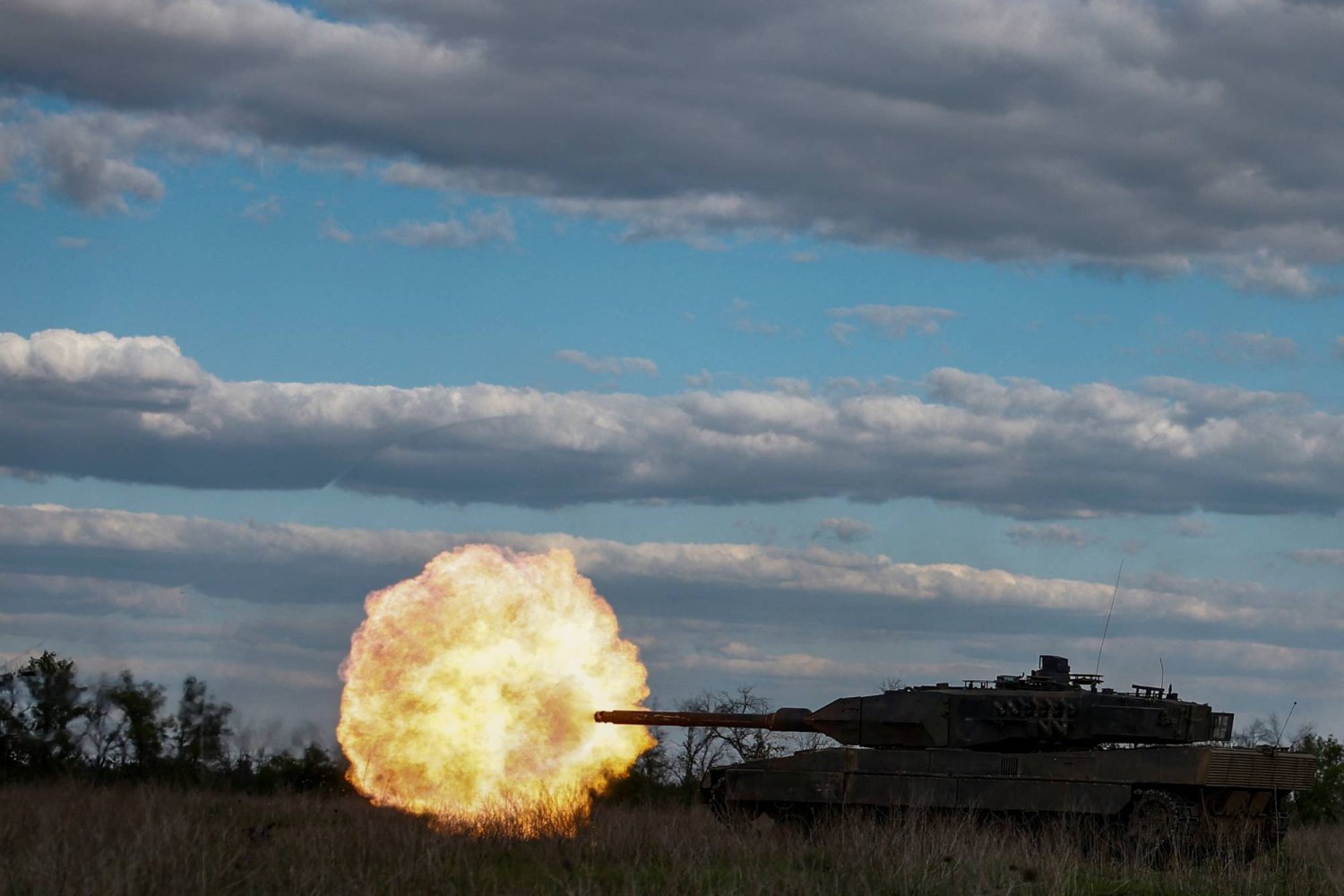 دبابة أوكرانية طراز ليوبارد خلال تدريب قرب الجبهة بمنطقة دونتسك الأحد (رويترز)  