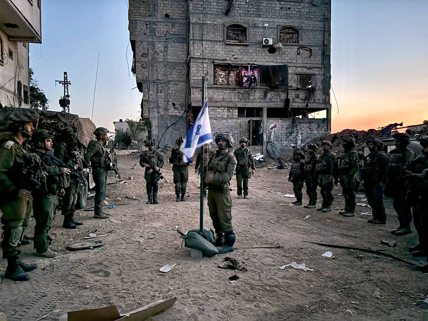  جنود إسرائيليون في قطاع غزة، يحضرون مراسم كجزء من يوم الذكرى الوطني للجنود الذين سقطوا في الحروب وضحايا الهجمات، وسط الصراع المستمر بين إسرائيل وحركة «حماس» في قطاع غزة 13 مايو 2024 (أ.ف.ب)