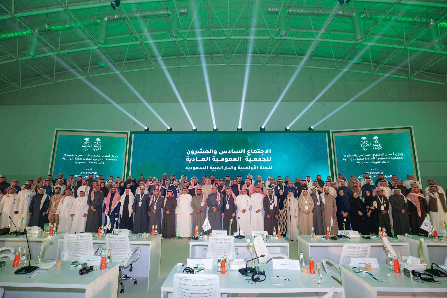 الأمير عبد العزيز بن تركي الفيصل يتوسط أعضاء الجمعية العمومية في الدورة السابقة (الشرق الأوسط)