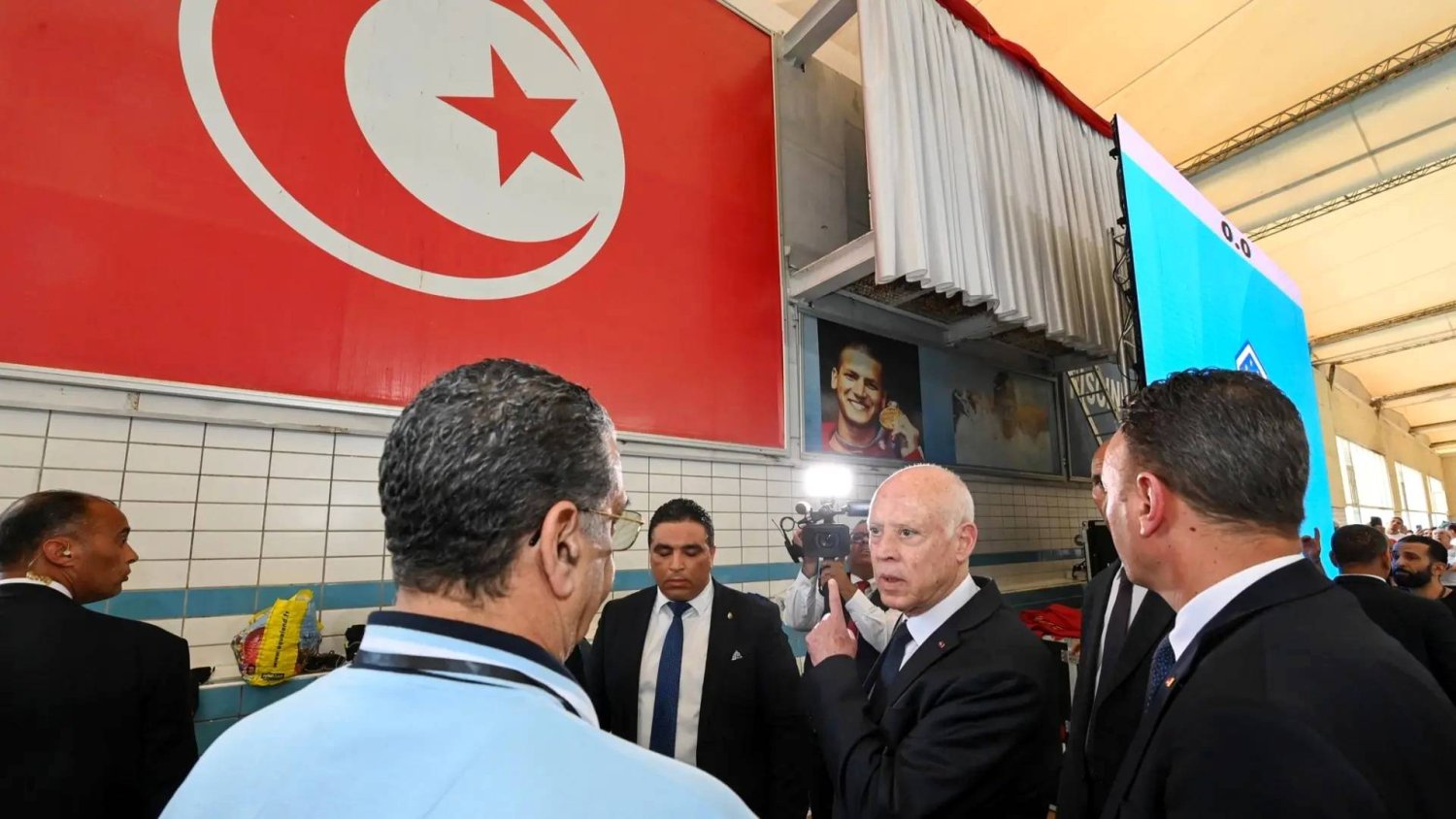 قيس سعيد رئيس تونس خلال زيارته للمسبح الأولمبي برادس (الشرق الأوسط)