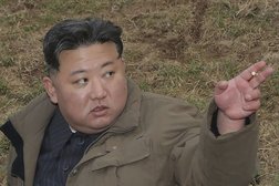 الزعيم الكوري الشمالي كيم جونغ أون يتابع عملية إطلاق صاروخ في 13 أبريل الماضي (أ.ب)