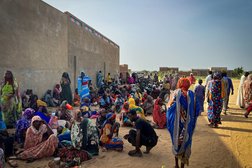 لاجئون سودانيون يتجمعون فيما تقدم فرق «أطباء بلا حدود» المساعدة لجرحى الحرب من غرب دارفور بالسودان في مستشفى أدري بتشاد (رويترز)
