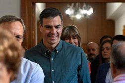 رئيس الوزراء الاشتراكي بيدرو سانشيز وخلفه زوجته خلال التصويت في الانتخابات