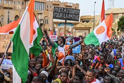 آلاف النيجريين في وسط العاصمة نيامي يتظاهرون دعماً للمجلس العسكري 20 أغسطس (أ.ف.ب)