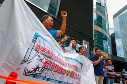 صيادو هونغ كونغ يحتجون خارج القنصلية العامة لليابان على تصريف المياه المشعّة المعالَجة في فوكوشيما (إ.ب.أ)