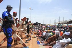 متظاهرون مؤيدون للانقلاب العسكري في النيجر يصلون الجمعة أمام القاعدة الفرنسية بنيامي (أ.ف.ب)